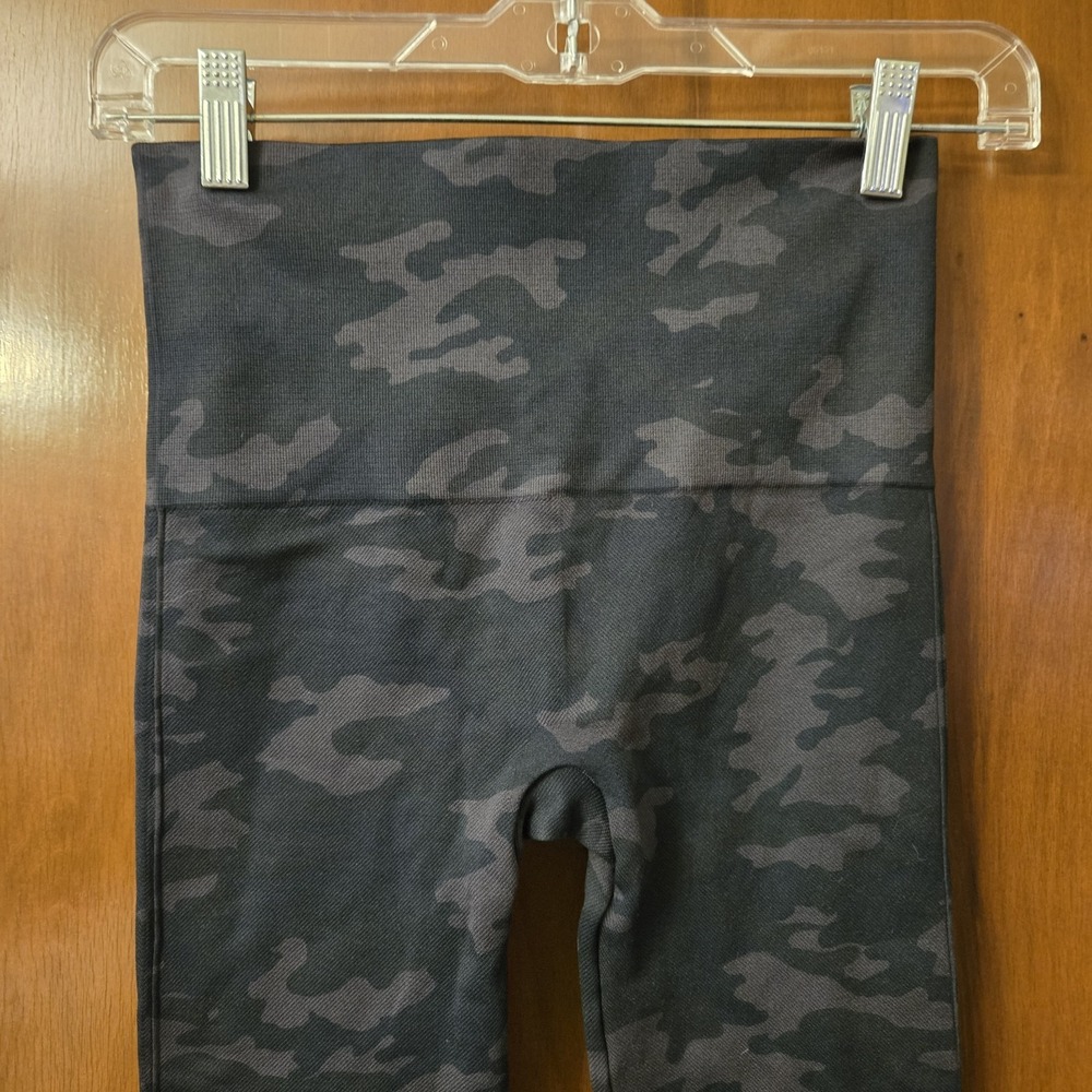 SPANX Look At Me Now Seamless Leggings Dark Camo Size Medium EUC Worn Once - Picture 3 of 8